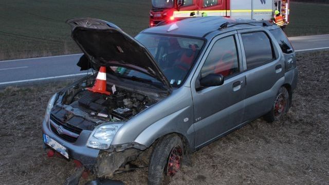 Mladý řidič jel příliš rychle. Po havárii skončil v nemocnici